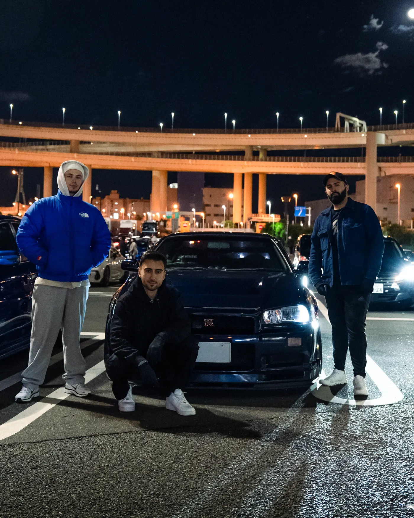 Guests with a blue R34 GT-R at Daikoku PA